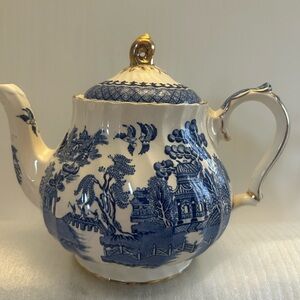 Sadler Blue Willow Teapot with Vibrant Blue/White and Gold Accents
